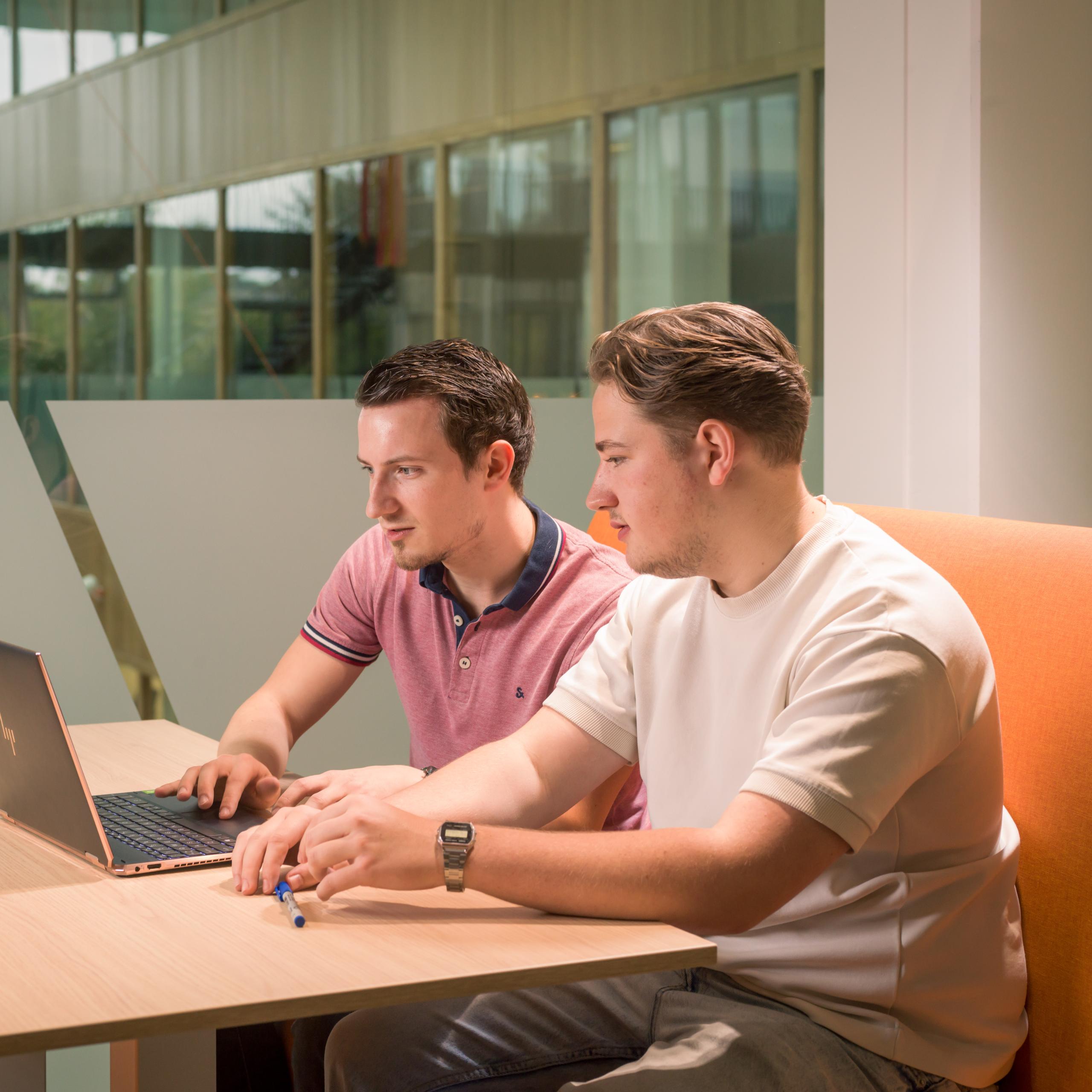 Financiële beroepen, handel, ICT, management support_dulon_college